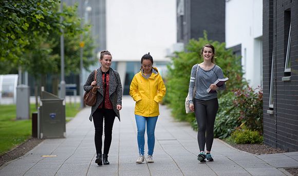 Some 6Ͽ students walking on campus